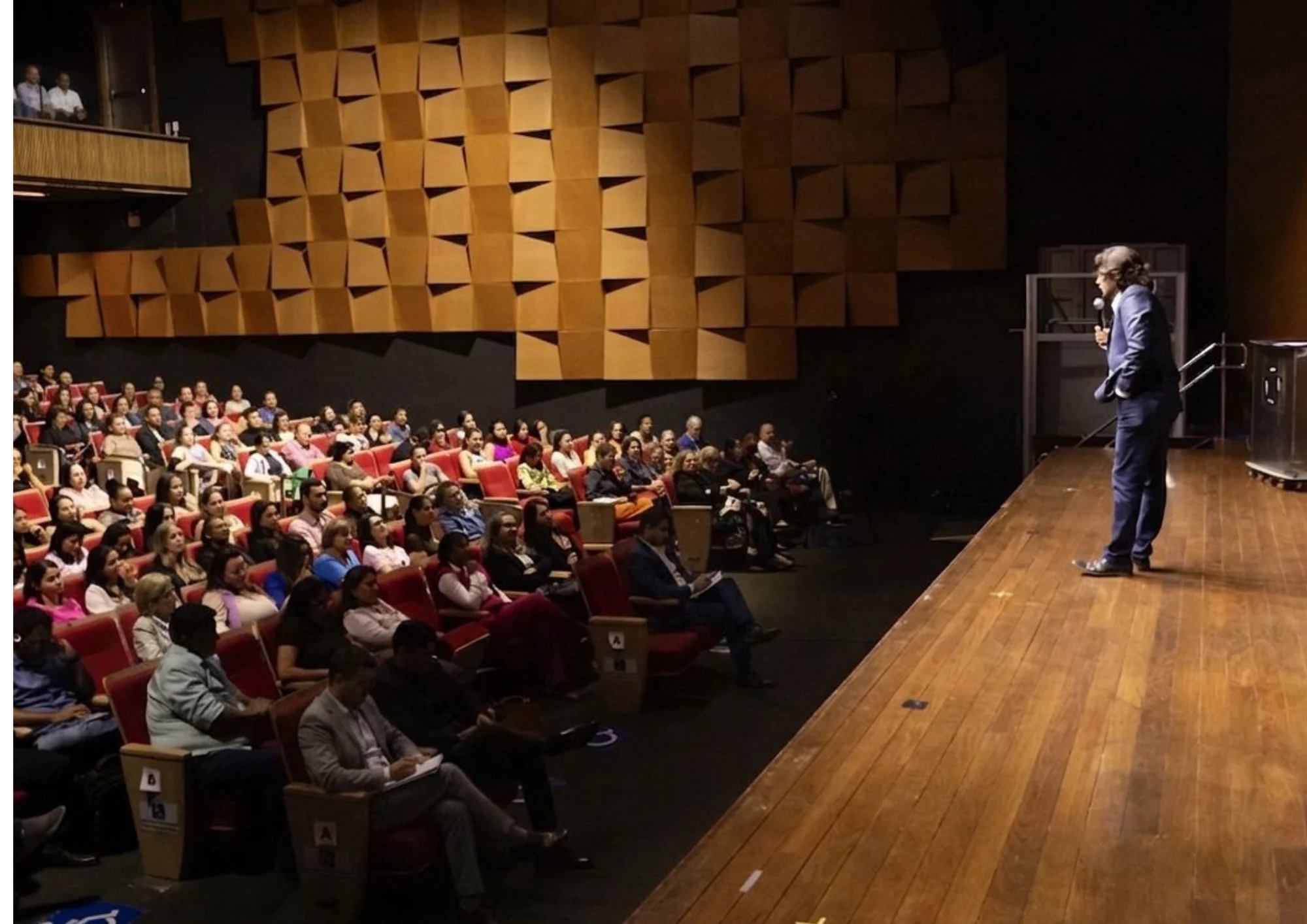 Douglas Remonatto no palco diante do público no Teatro do Cerrado