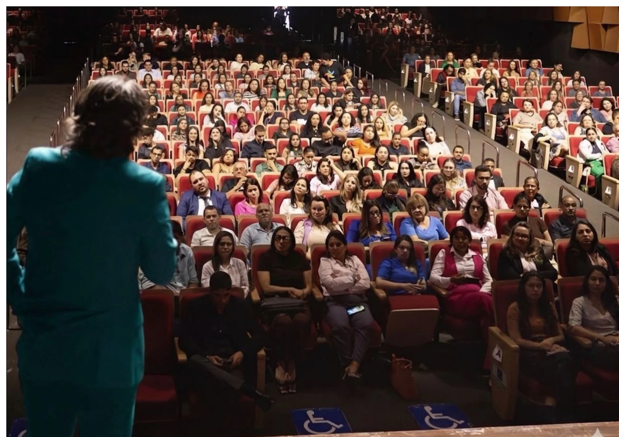 Participação do público durante o encontro no teatro