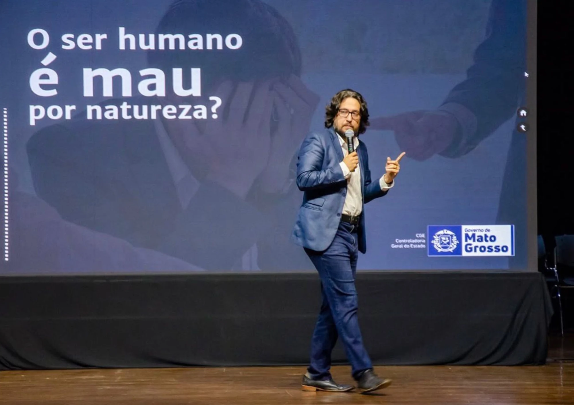 Douglas diante da pergunta projetada: O ser humano é mau por natureza?